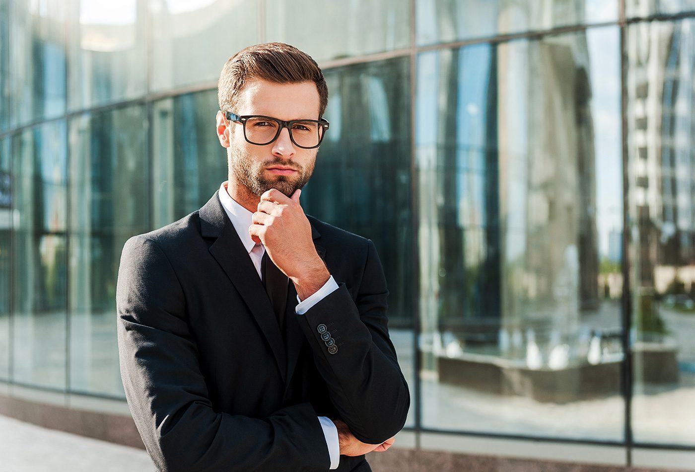 Empresário em frente ao Prédio